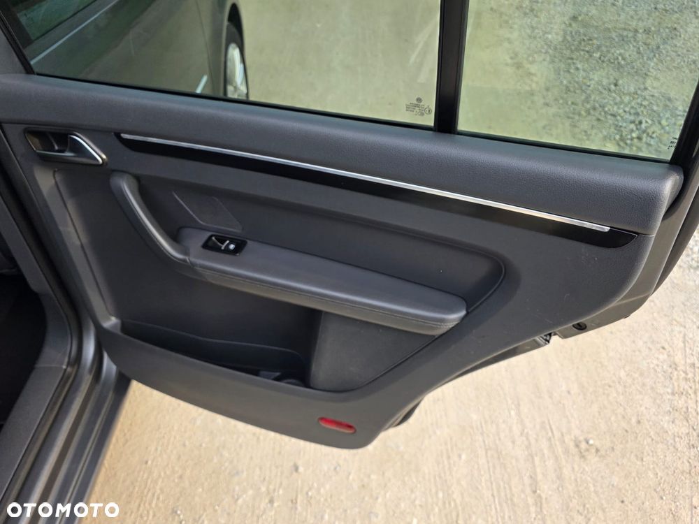 Volkswagen Touran - 8