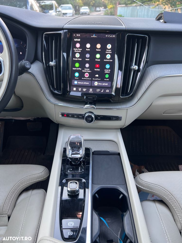 Volvo XC 60 B4 MHEV AT AWD Ultimate Dark - 20