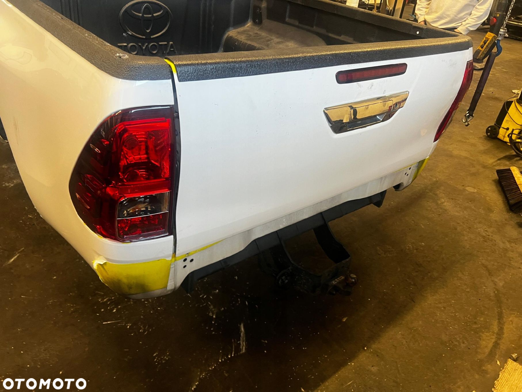 TOYOTA HILUX VIII 8 PAKA TYLNA BŁOTNIKI BURTA PAS TYLNY - 6