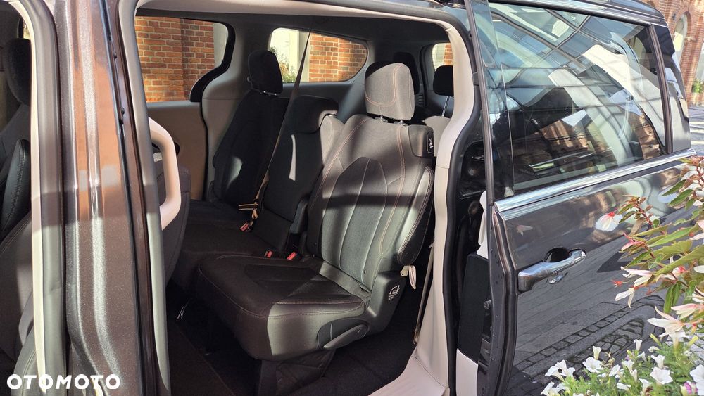 Chrysler Pacifica - 7