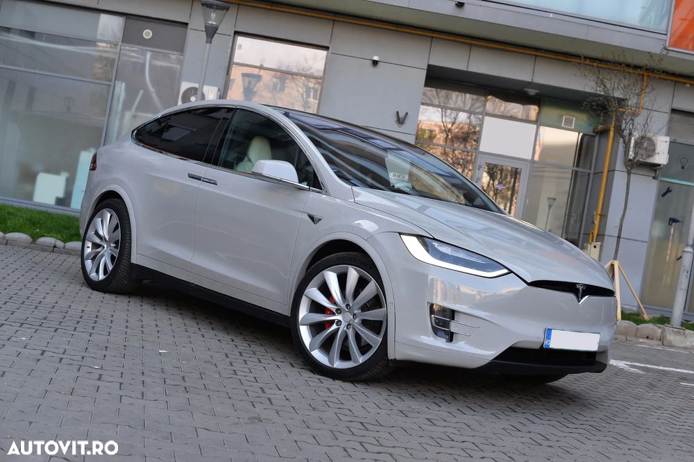 Tesla Model X - 8