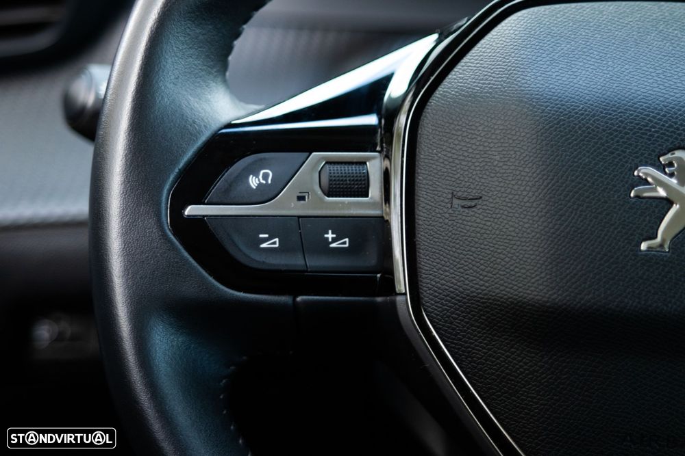 Peugeot 2008 1.2 PureTech Allure Pack - 32