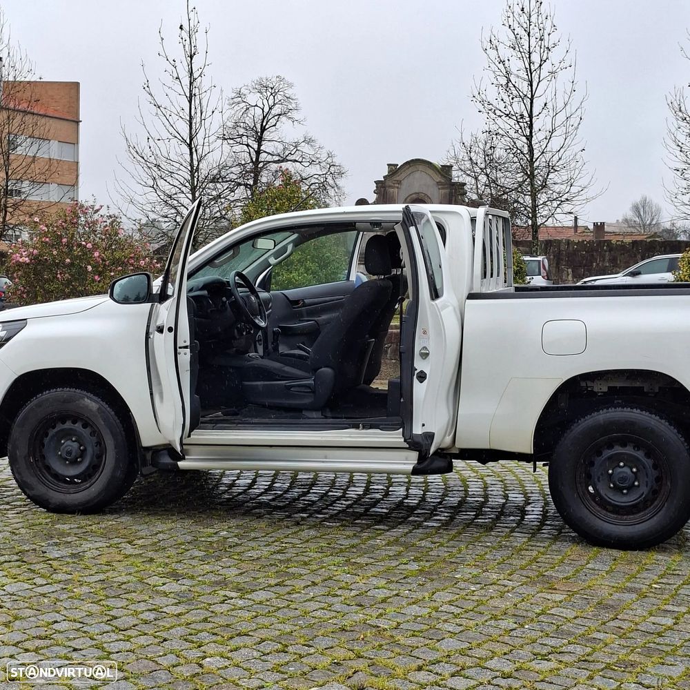 Toyota Hilux 2.4 D-4D 2WD CE CM 3L (Apenas 37.000kms) - 11