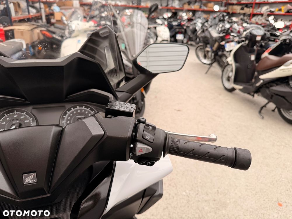 Honda NSS - 11