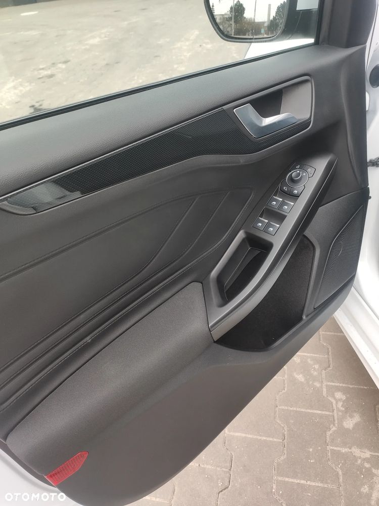 Ford Focus 1.0 EcoBoost Hybrid ST-LINE X - 24