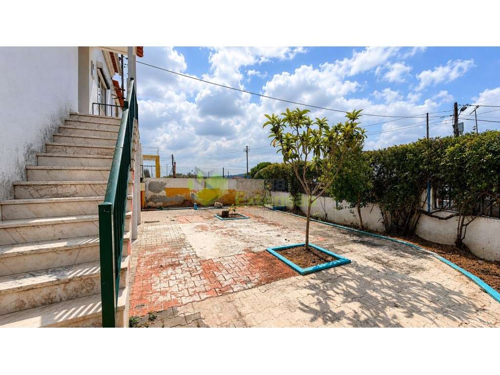 Moradia T3, no centro do Cadaval com adega, sótão e pátio | Oportun... - Grande imagem: 5/35