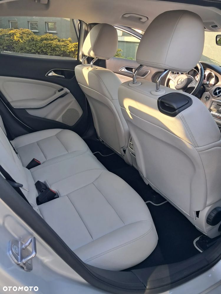 Mercedes-Benz GLA 180 7G-DCT - 19