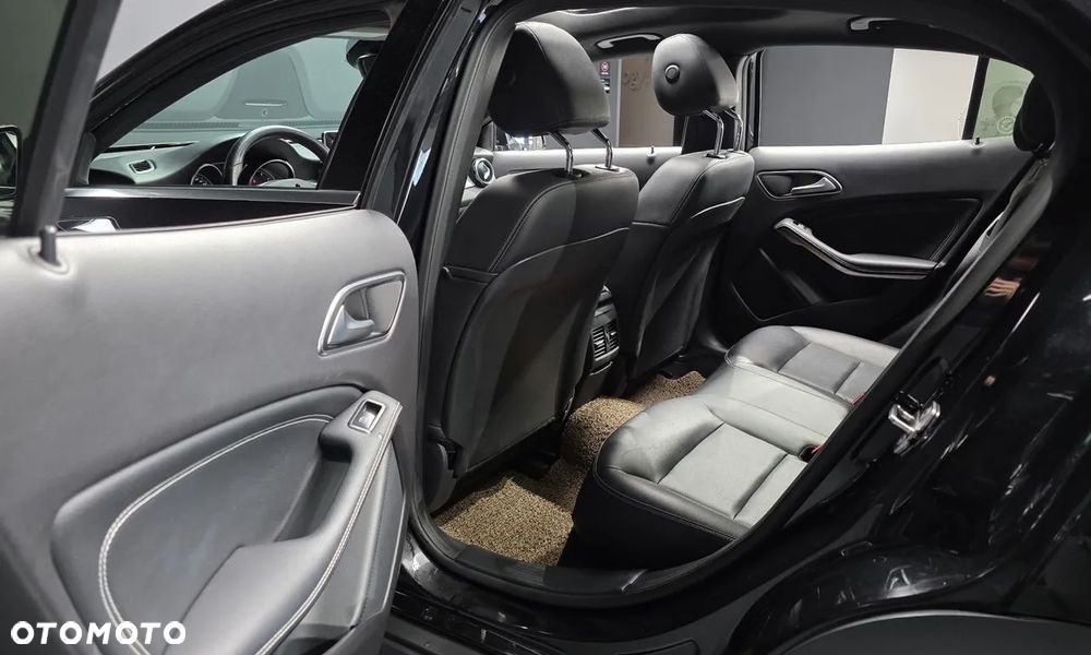 Mercedes-Benz GLA - 16
