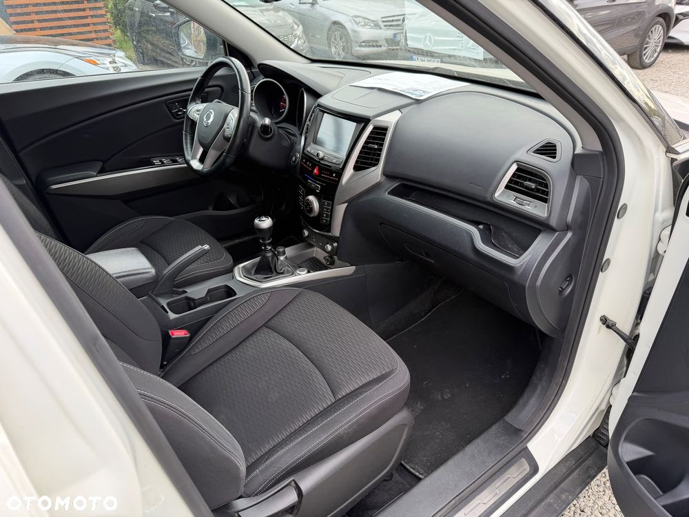SsangYong/KGM Tivoli e-XGi 160 2WD Black+White - 24