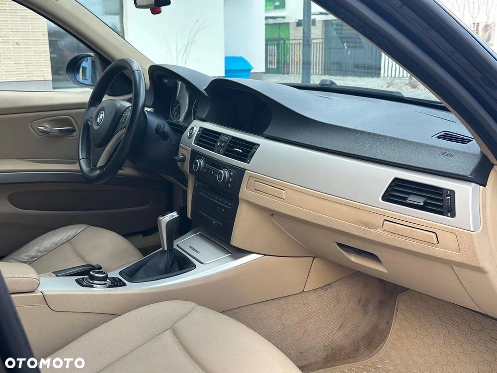 BMW Seria 3 318i Touring - 11