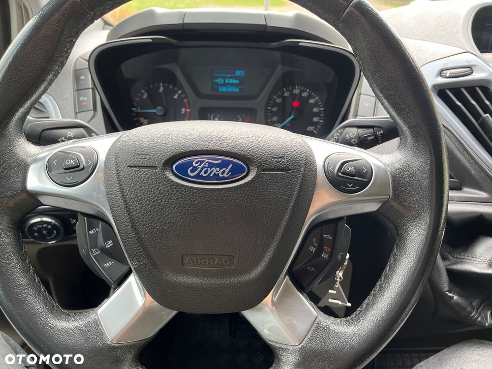Ford Tourneo Custom - 32