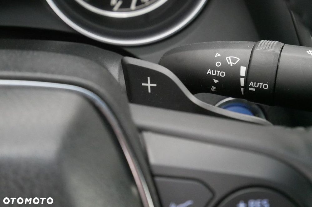 Toyota Camry 2.5 Hybrid Executive CVT - 32