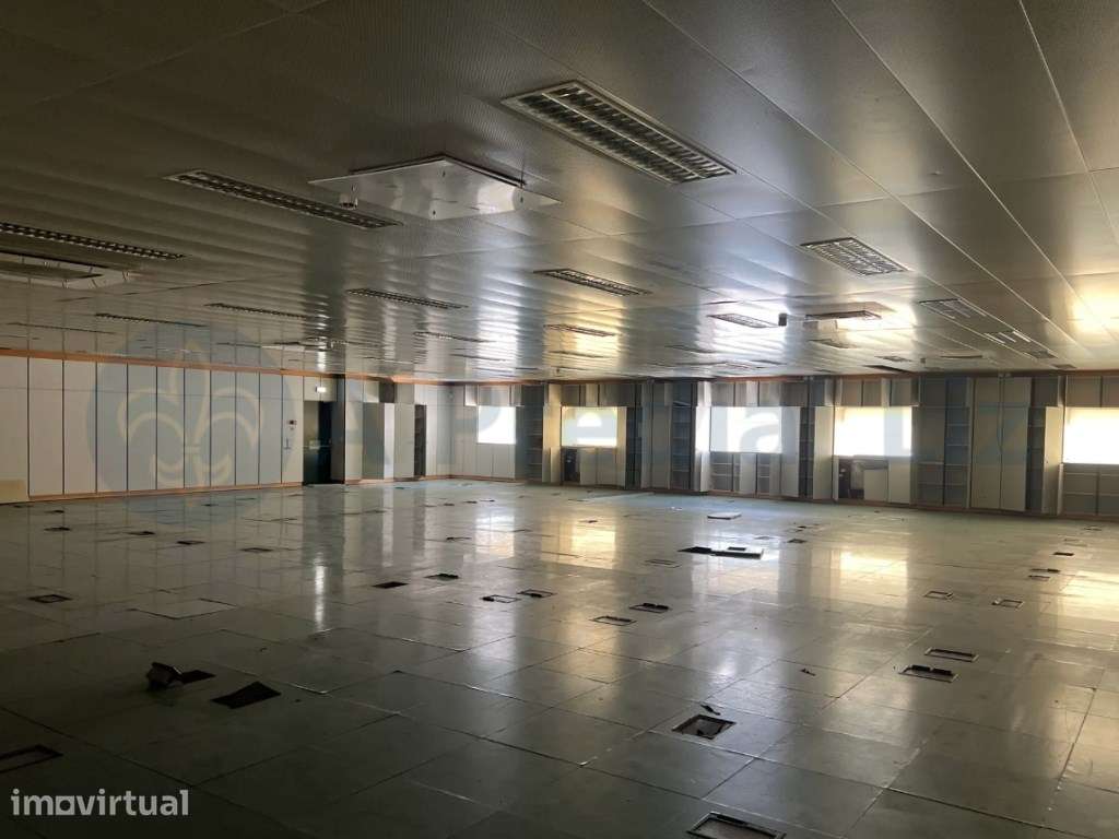 Conjunto de 2 Armazéns Interligados com Potencial para Data Center ... - Grande imagem: 5/11