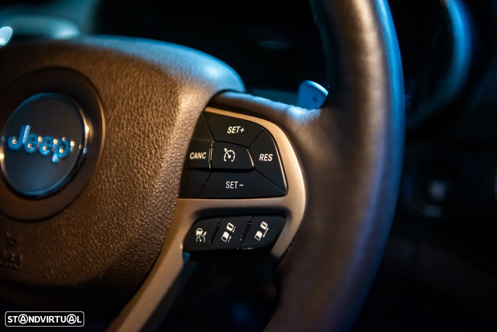 Jeep Grand Cherokee 5.7 V8 HEMI 4WD Auto Summit - 37