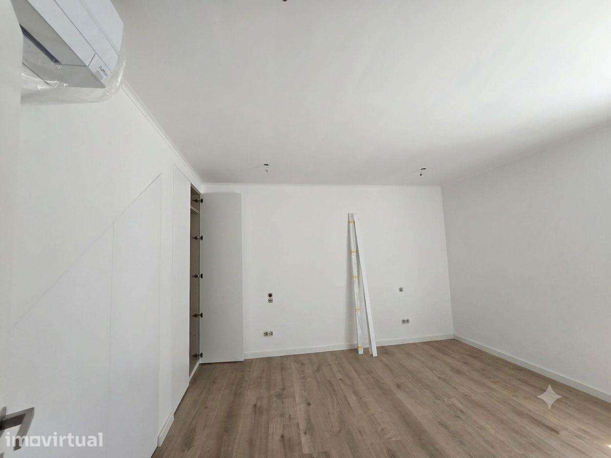 Moradia T2 totalmente remodelada e Equipada em Janas com Garagem e... - Grande imagem: 4/22