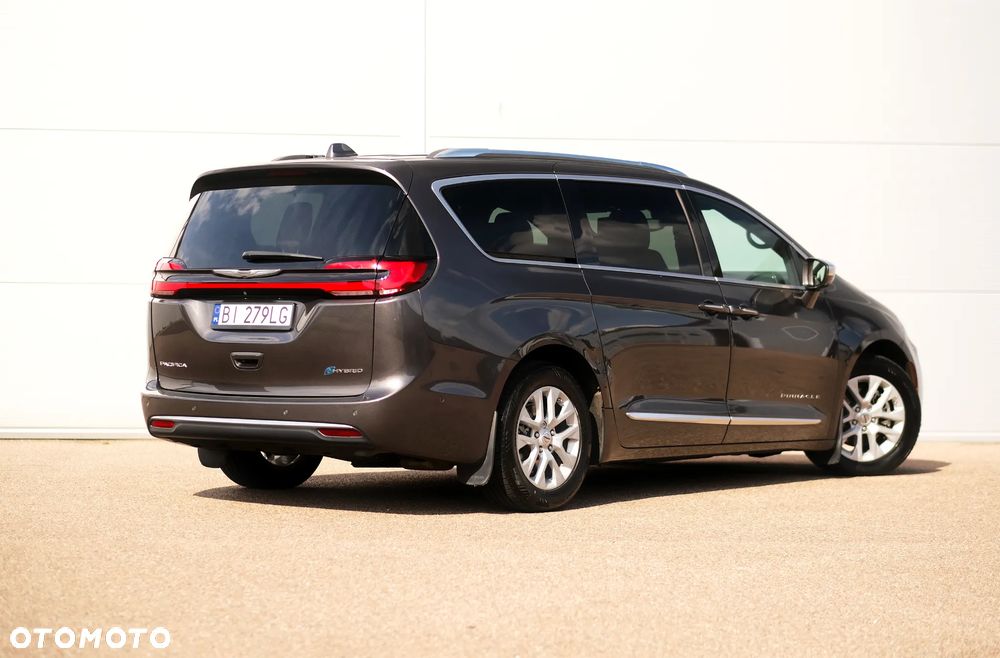 Chrysler Pacifica - 4