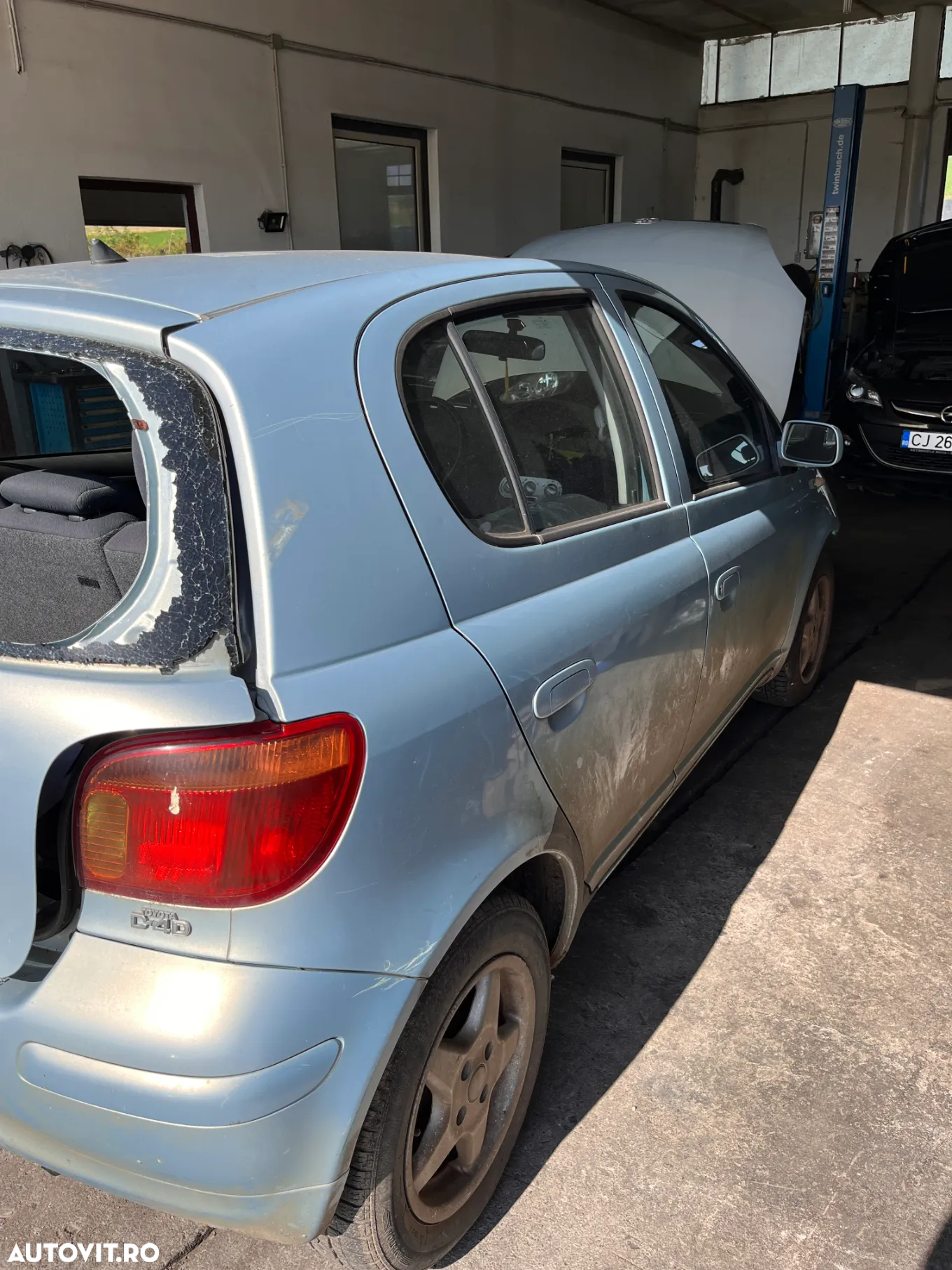 Dezmembrez piese Toyota Yaris - 2