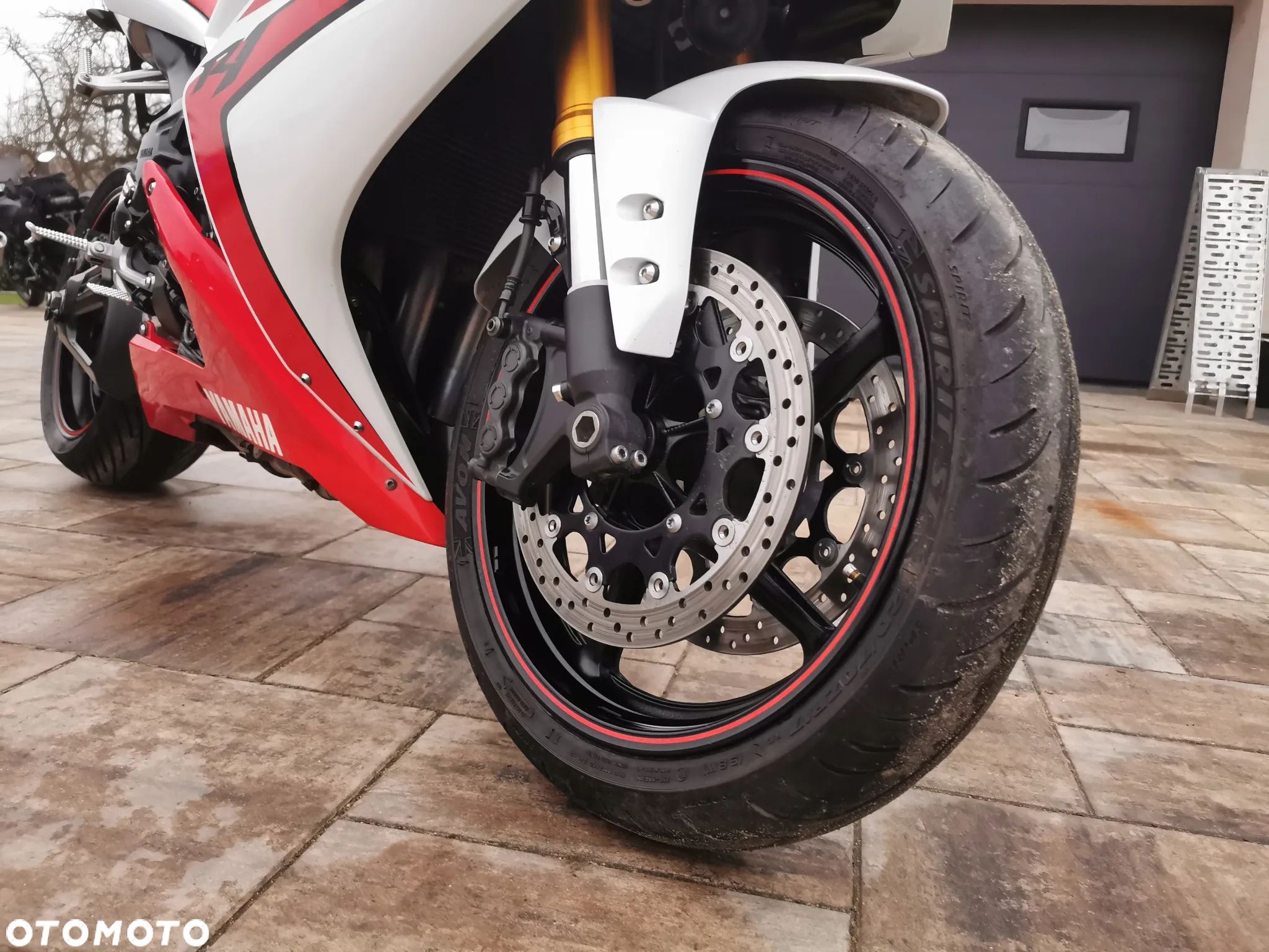 Yamaha R1 - 25