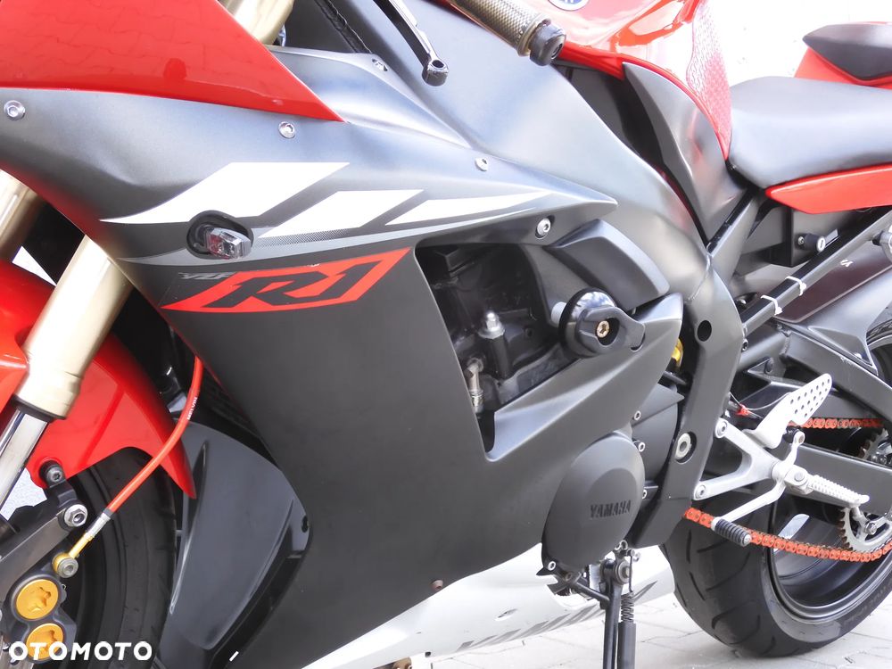 Yamaha R1 - 25