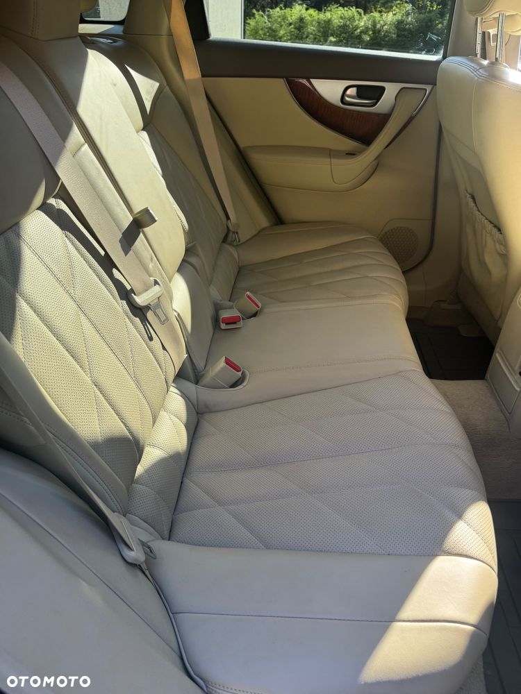 Infiniti QX70 - 25