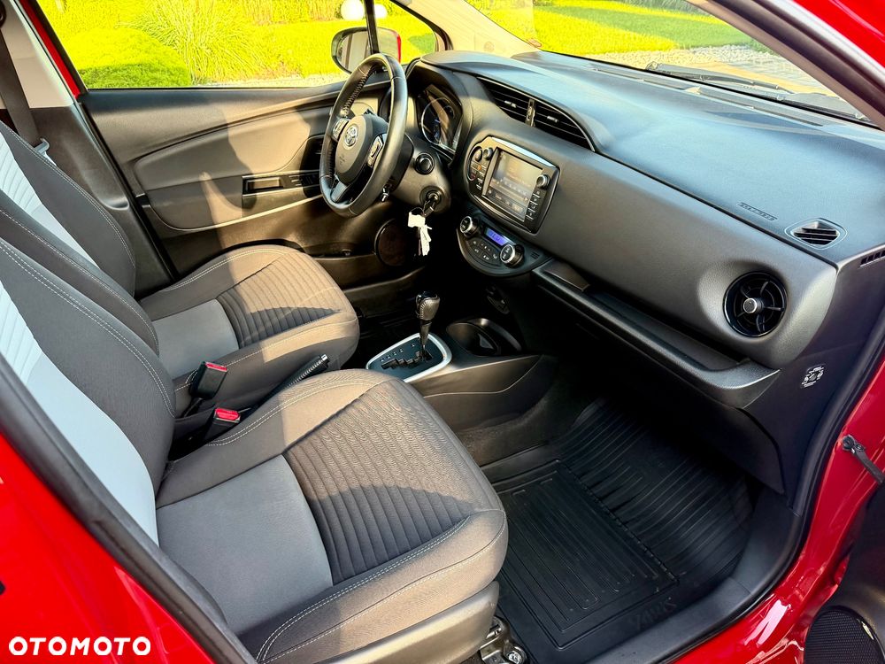 Toyota Yaris Hybrid 100 Sol - 17