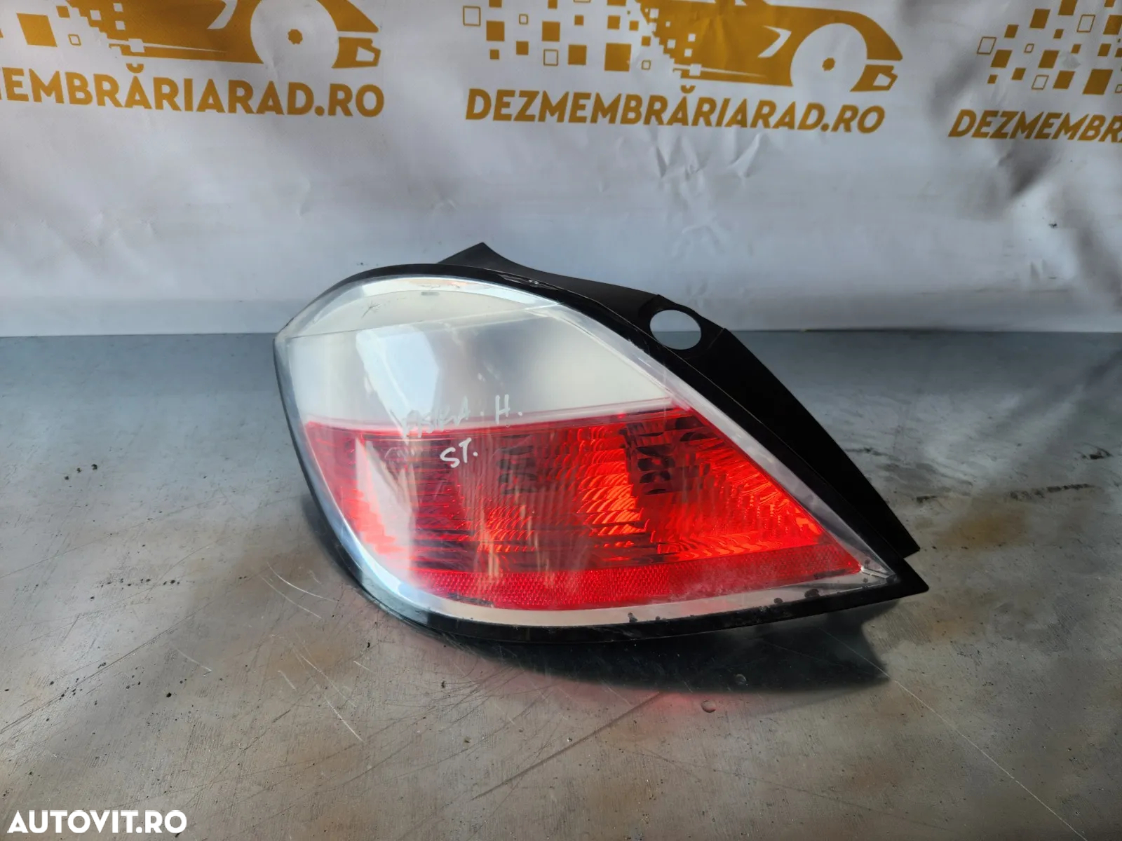 Stop Tripla Lampa Stop Stanga Opel Astra H Hatchback Mic Defect - Dezmembrari Arad - 4