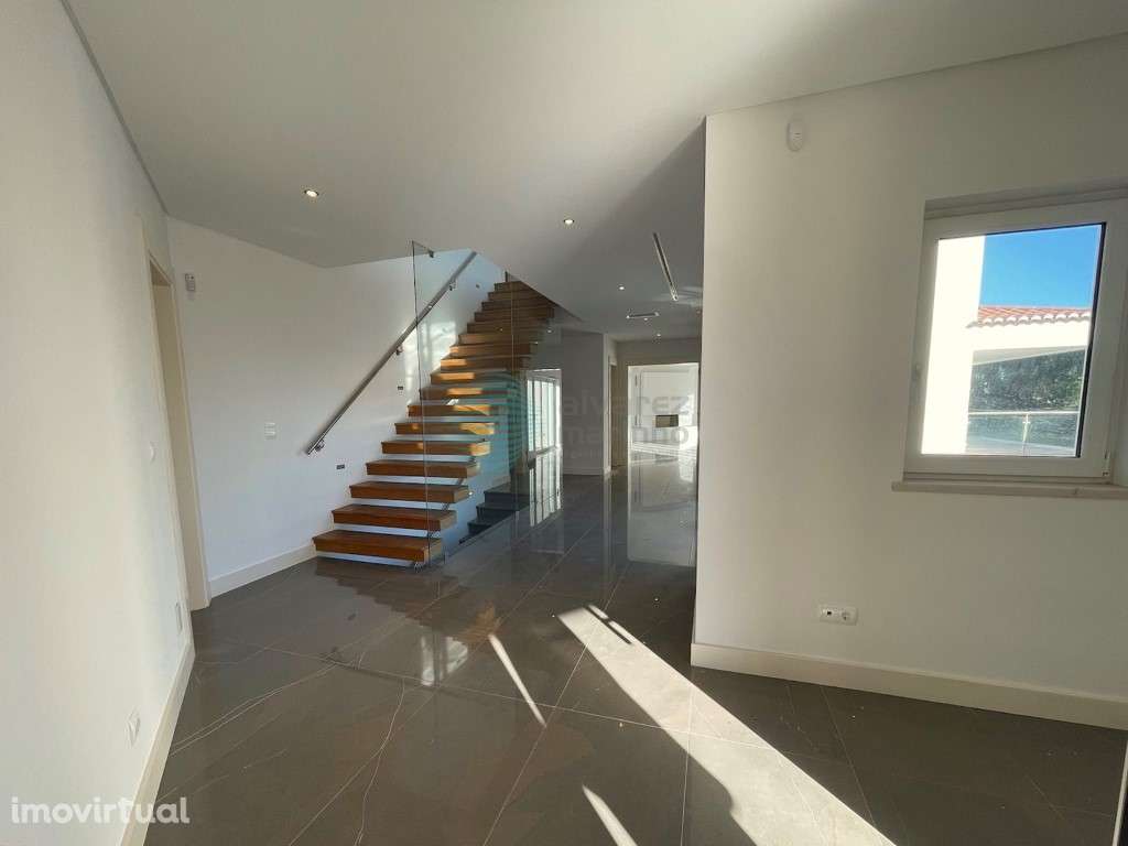 Moradia V4 com piscina em Belas - Grande imagem: 2/51