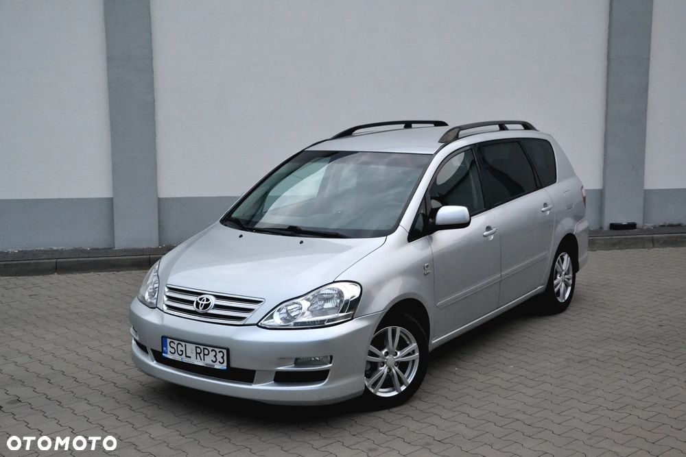 Toyota Avensis Verso 2.0 - 6