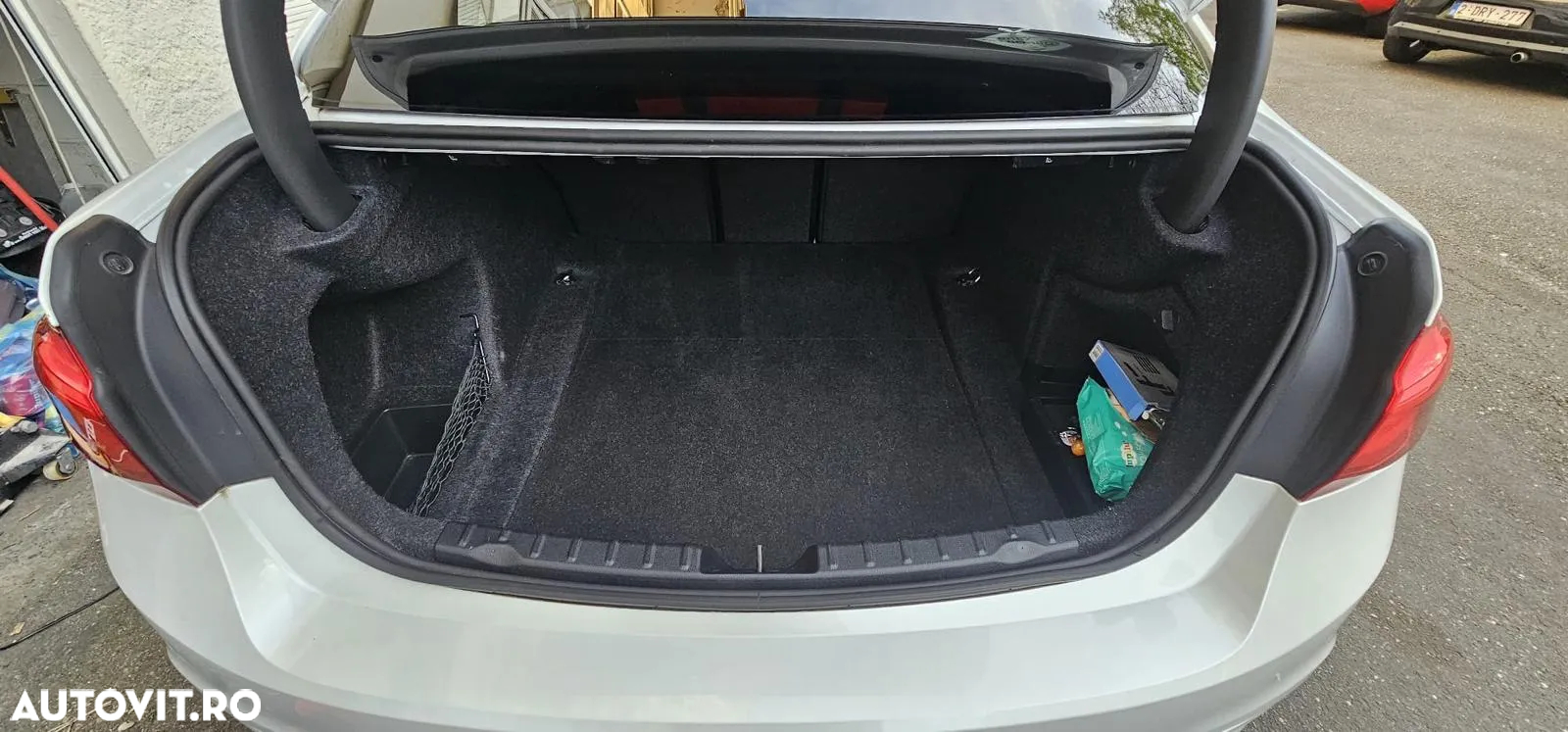 BMW Seria 3 318i Touring Aut. - 12