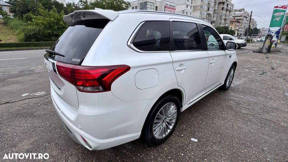 Mitsubishi Outlander PHEV 2.4 L 4X4 Instyle - 16