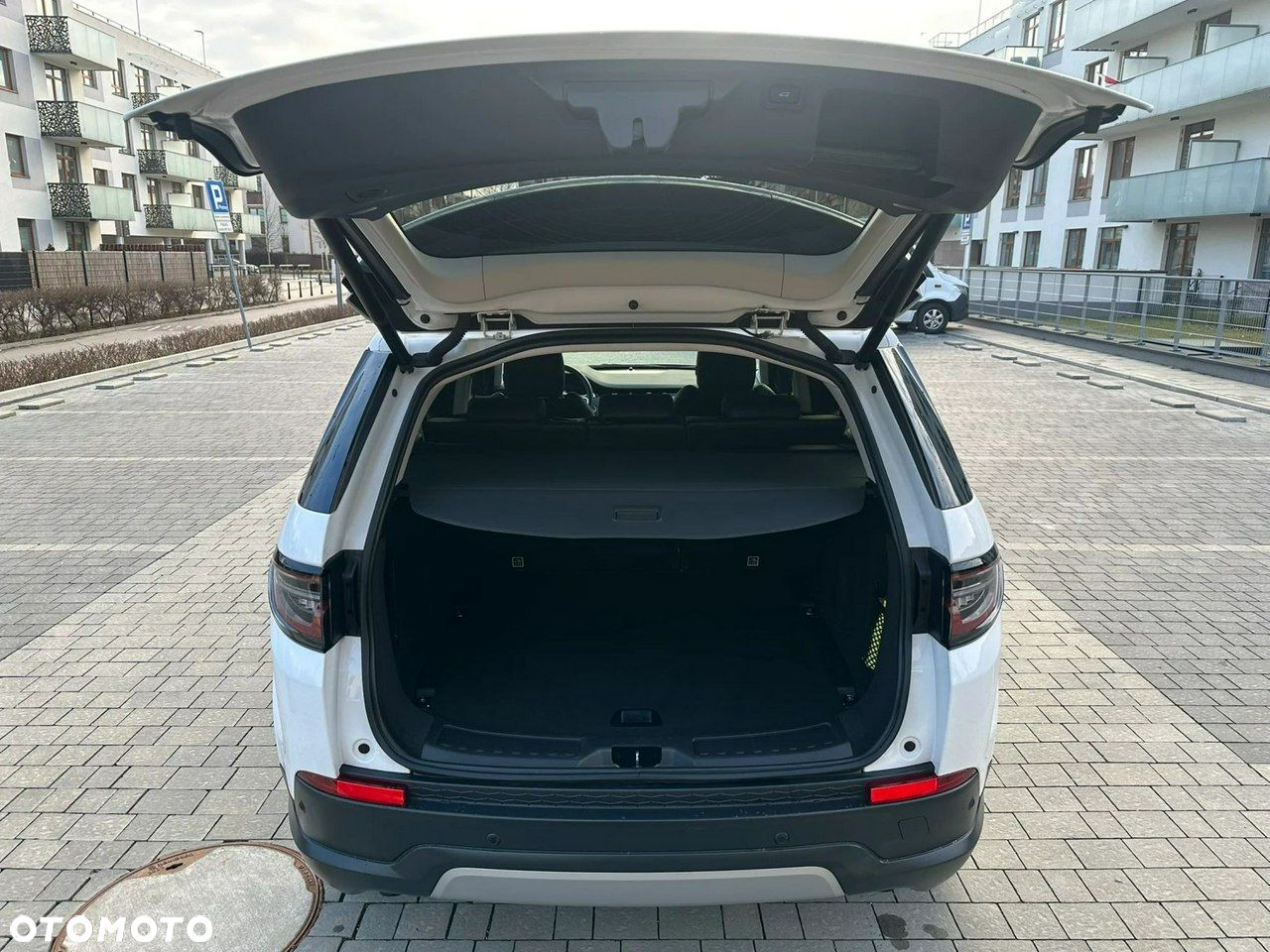 Land Rover Discovery Sport 2.0 P200 mHEV S - 12