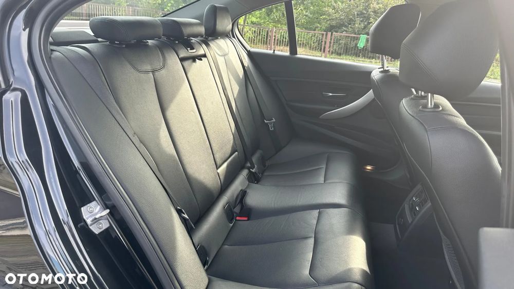 BMW Seria 3 320d xDrive - 14