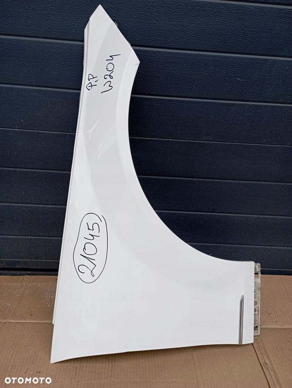 MERCEDES W204 BŁOTNIK PRAWY PRZÓD PRZEDNI - 1