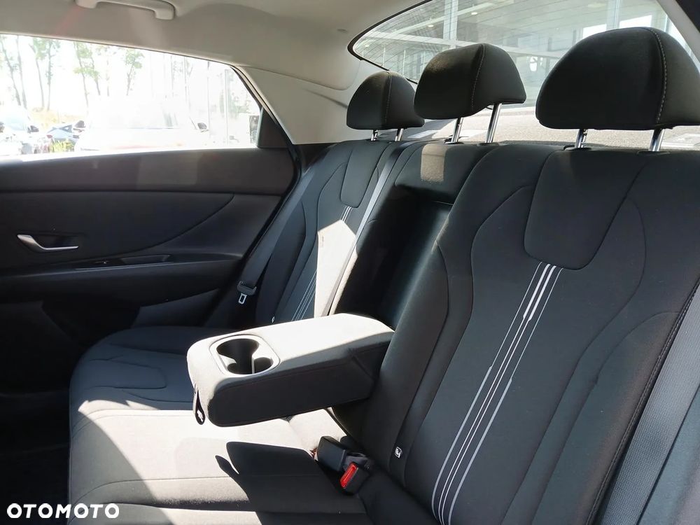 Hyundai Elantra 1.6 Smart CVT - 16