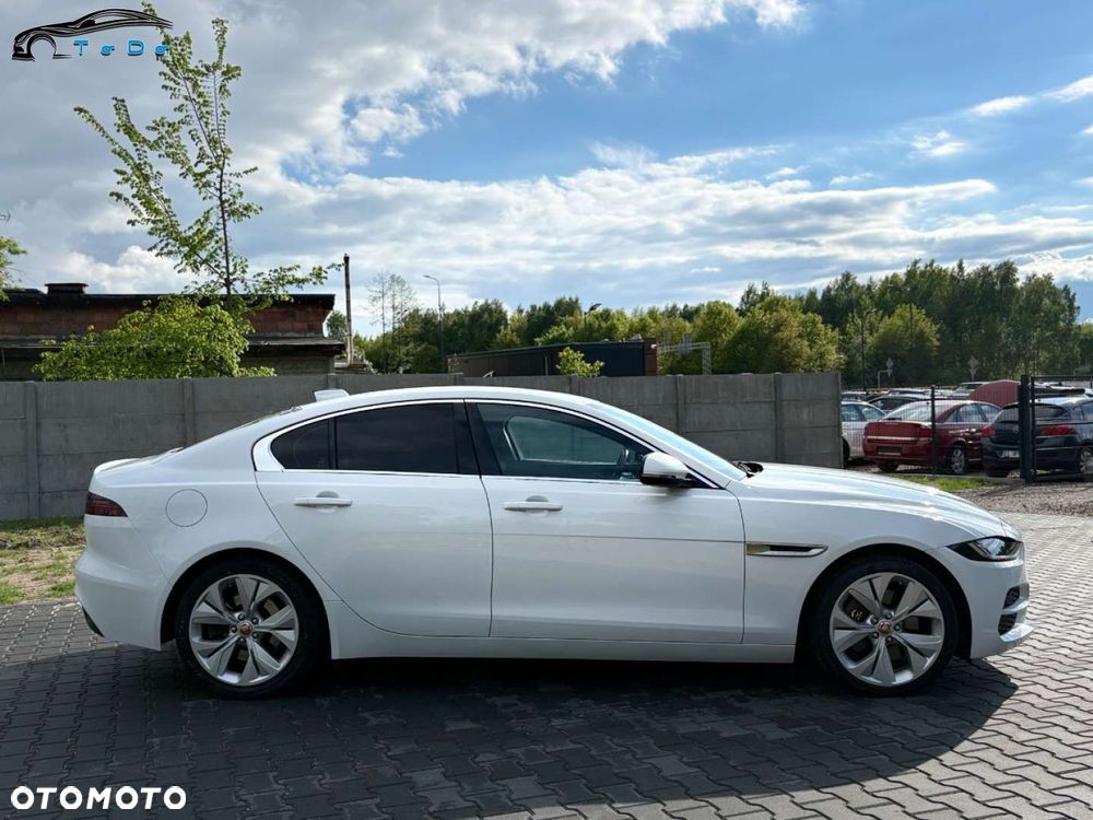 Jaguar XE 2.0 D180 R-Dynamic SE - 12