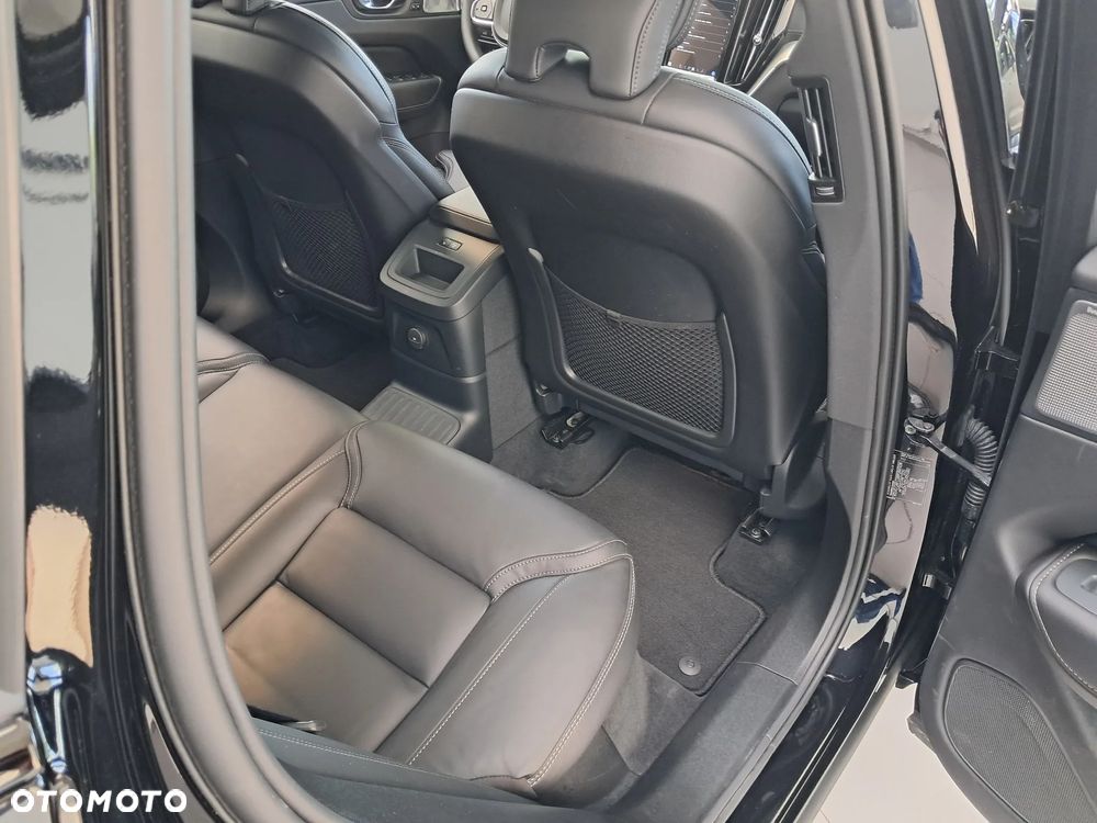 Volvo XC 60 T6 Plug-In Hybrid AWD Ultra Black Edition - 12