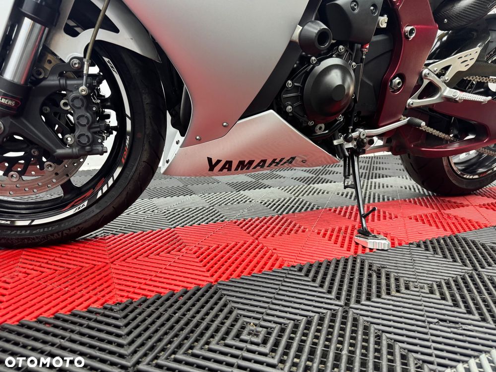 Yamaha R1 - 16