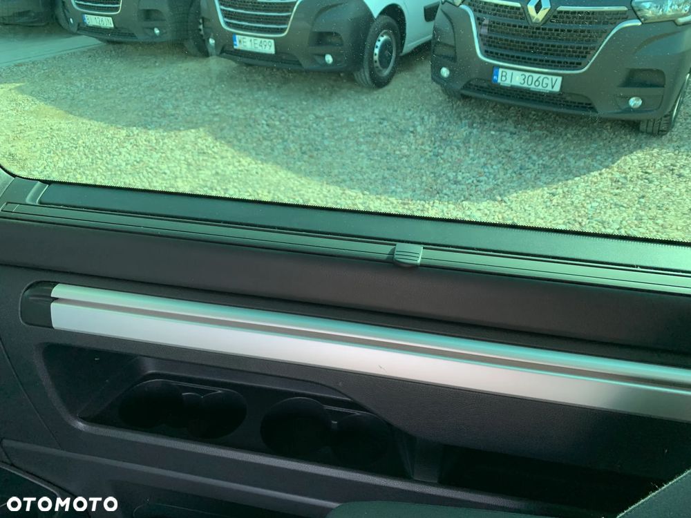 Volkswagen TRANSPORTER T6.1, DSG 4Motion, T6 4x4 plus reduktor napędów, Model BULLY MULTIVAN DELUX ORYGINAL, Światła LED, Fotele obracane kapitańskie, Dynamiczne zawieszenie komfortowe, 3 strefowa klimatyzacja, Felgi specjalne, Pakiet akustyczny, Stolik CAMPER - 28