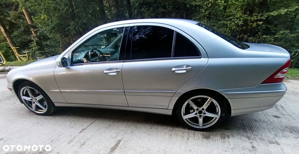 Mercedes-Benz Klasa C 240 Avantgarde 4-Matic - 2