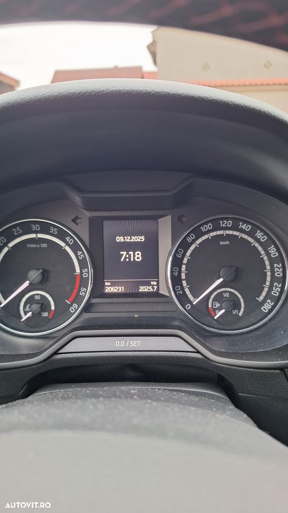 Skoda Octavia Combi 2.0 TDI DSG RS - 9