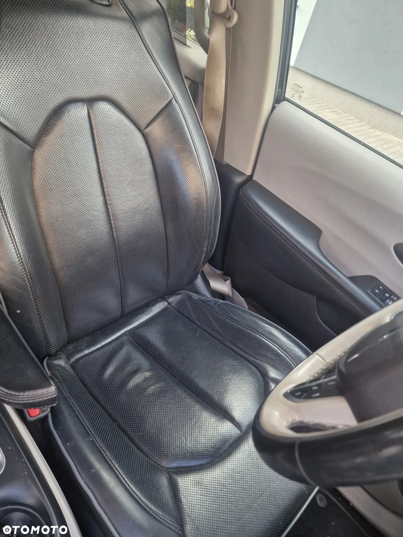 Chrysler Pacifica - 12