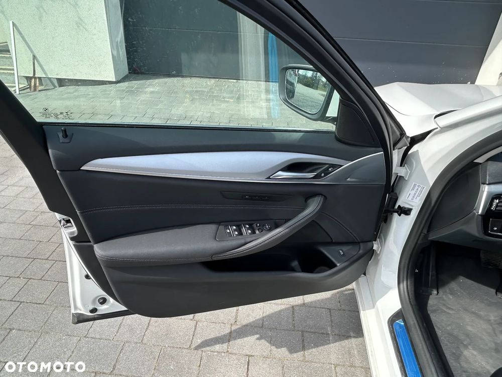BMW Seria 5 518d - 17