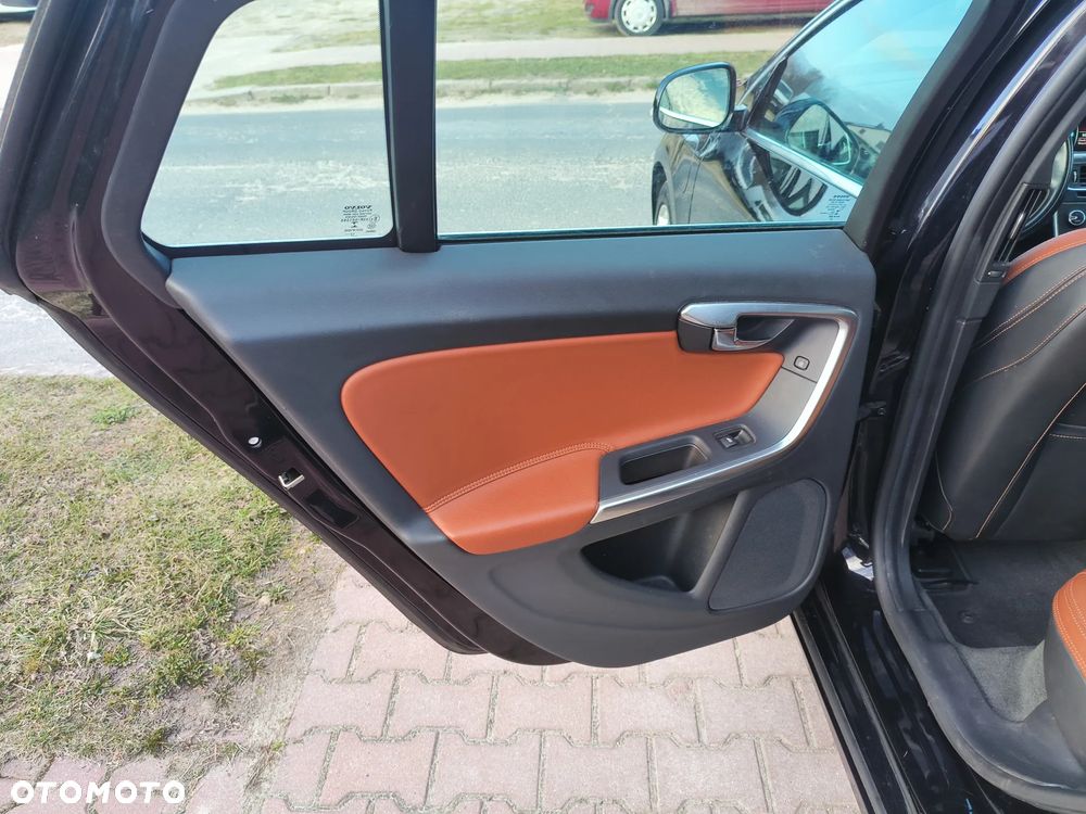 Volvo V60 D6 AWD Plug-in Hybrid R-Design Momentum - 10