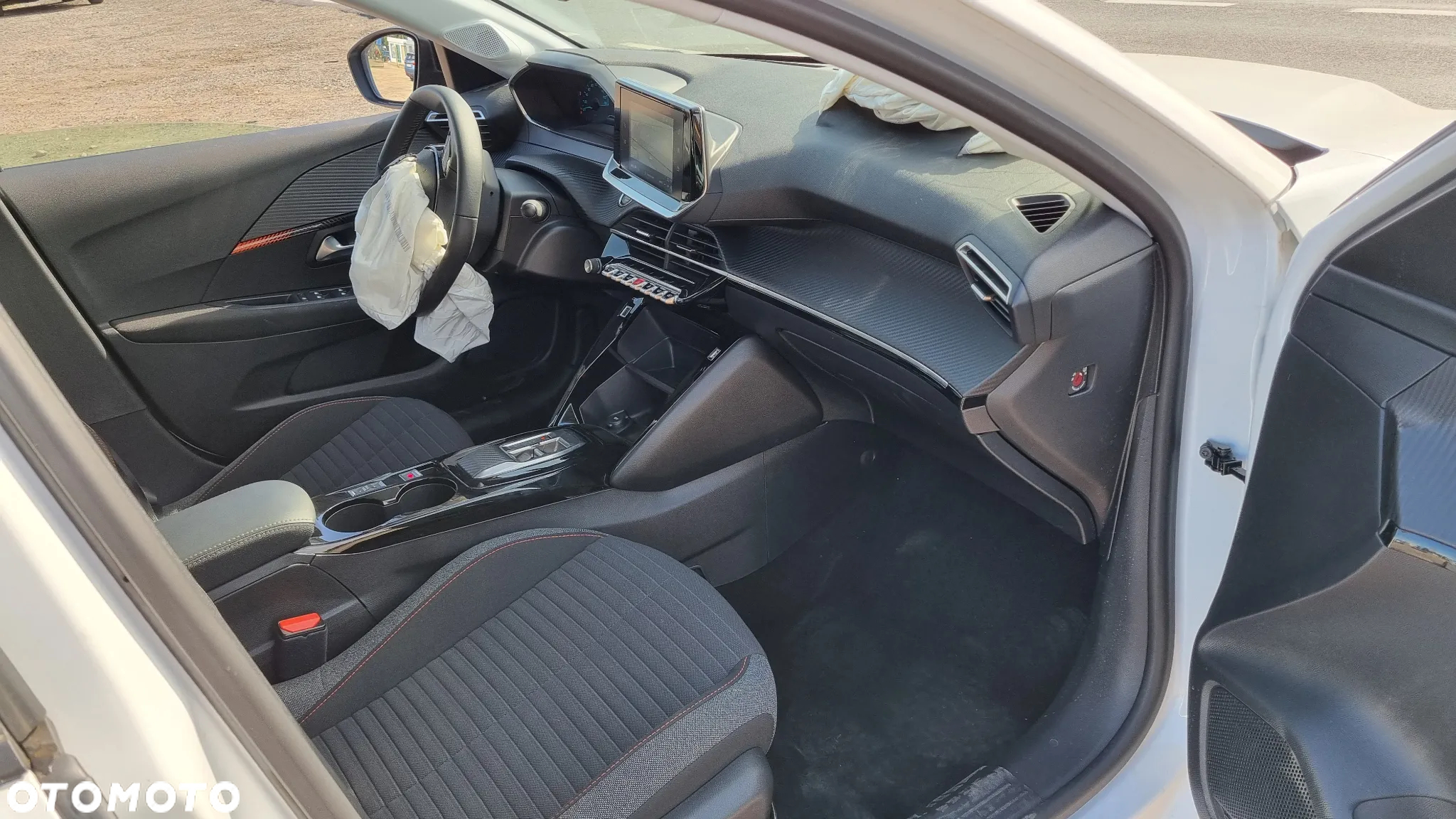 Peugeot 208 - 18