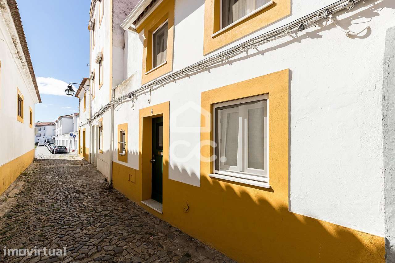 Moradia T1+1 de Rés do Chão e 1º andar no Centro Histórico de Évora - Grande imagem: 2/26