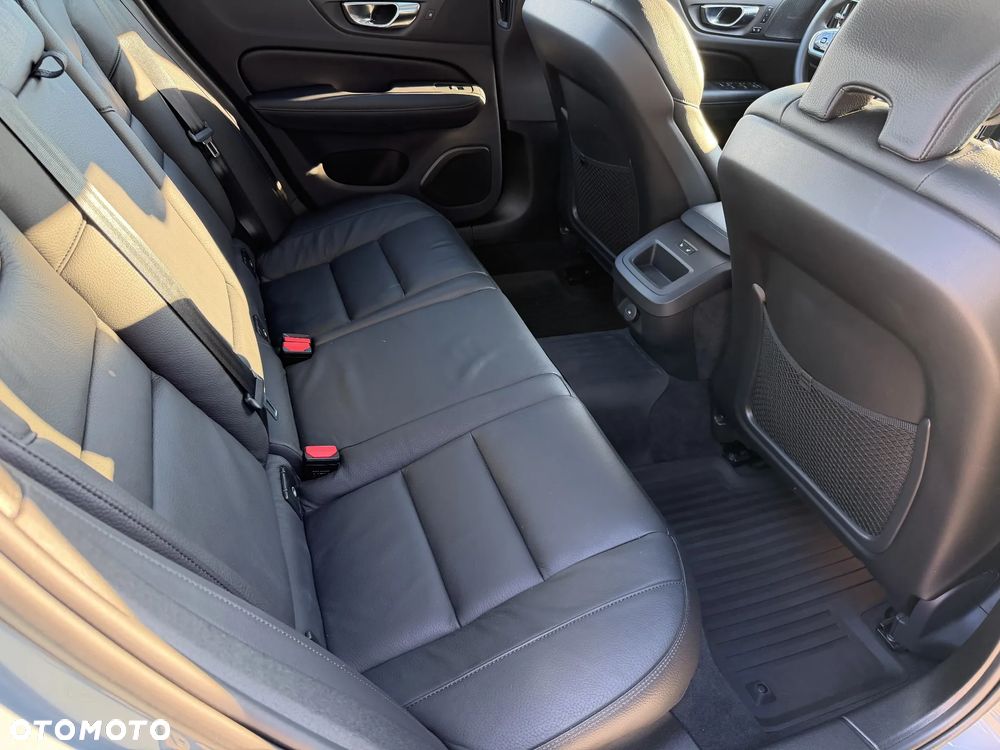 Volvo S60 B5 B AWD Plus Dark - 6