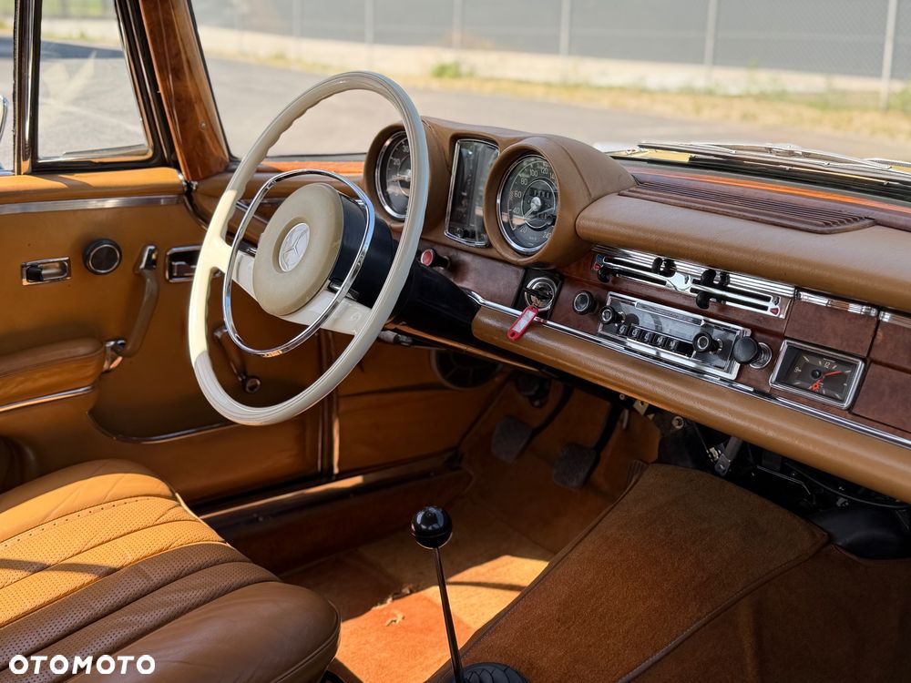 Mercedes-Benz 280 - 28