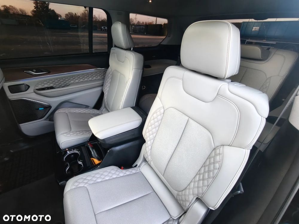 Jeep Grand Cherokee - 32