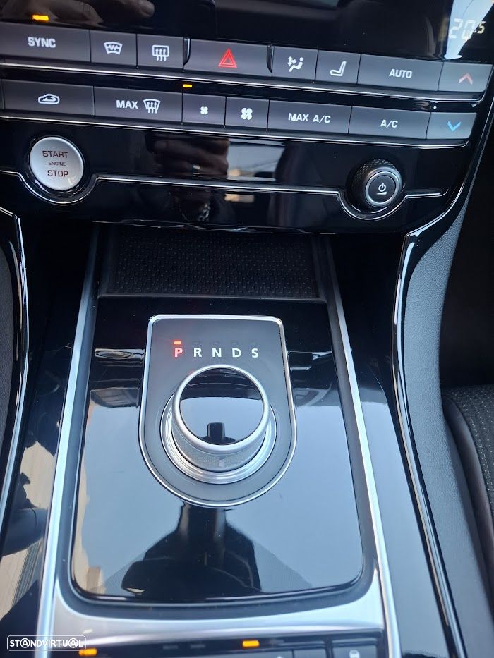 Jaguar XE 2.0 D Prestige Aut. - 28