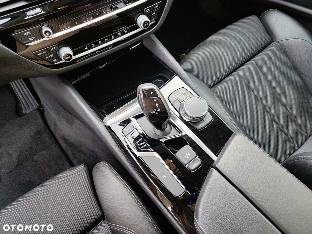 BMW Seria 5 518d Sport - 17